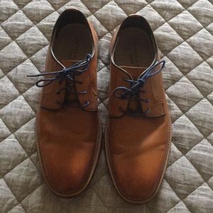 Tan men lace up shoes
